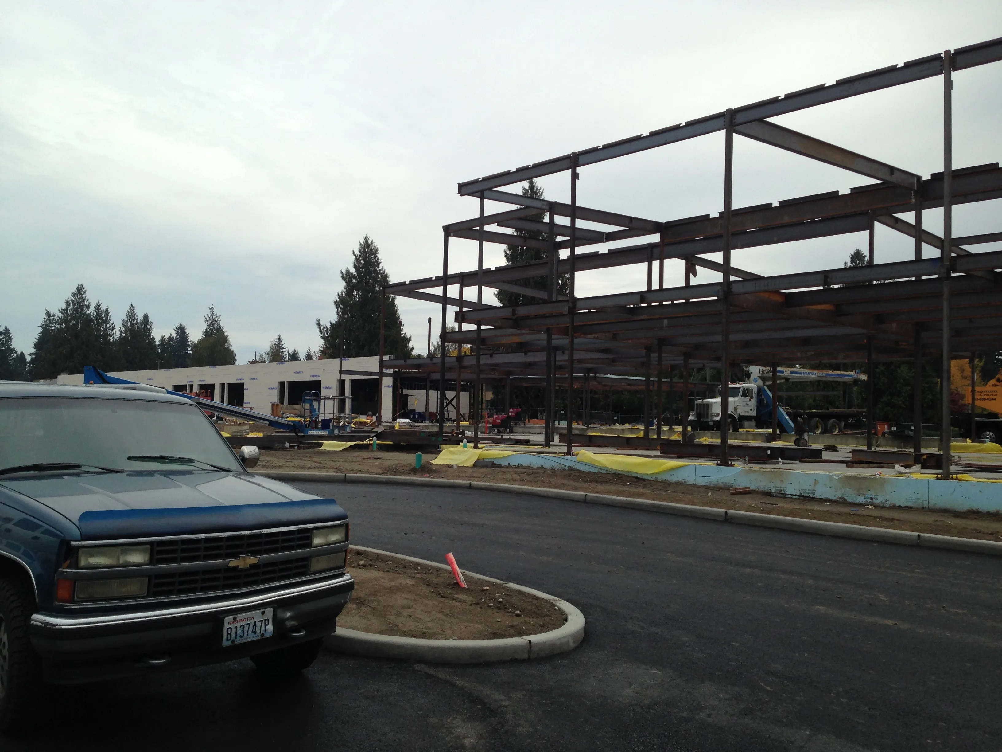 Photo taken from the North of the steel structure of the first two wings of the building.